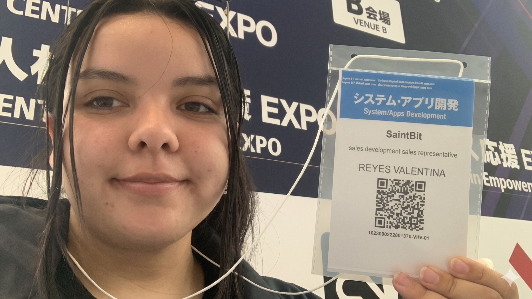 Ejecutiva de Saintbit con credencial oficial en Japan IT Week 2026